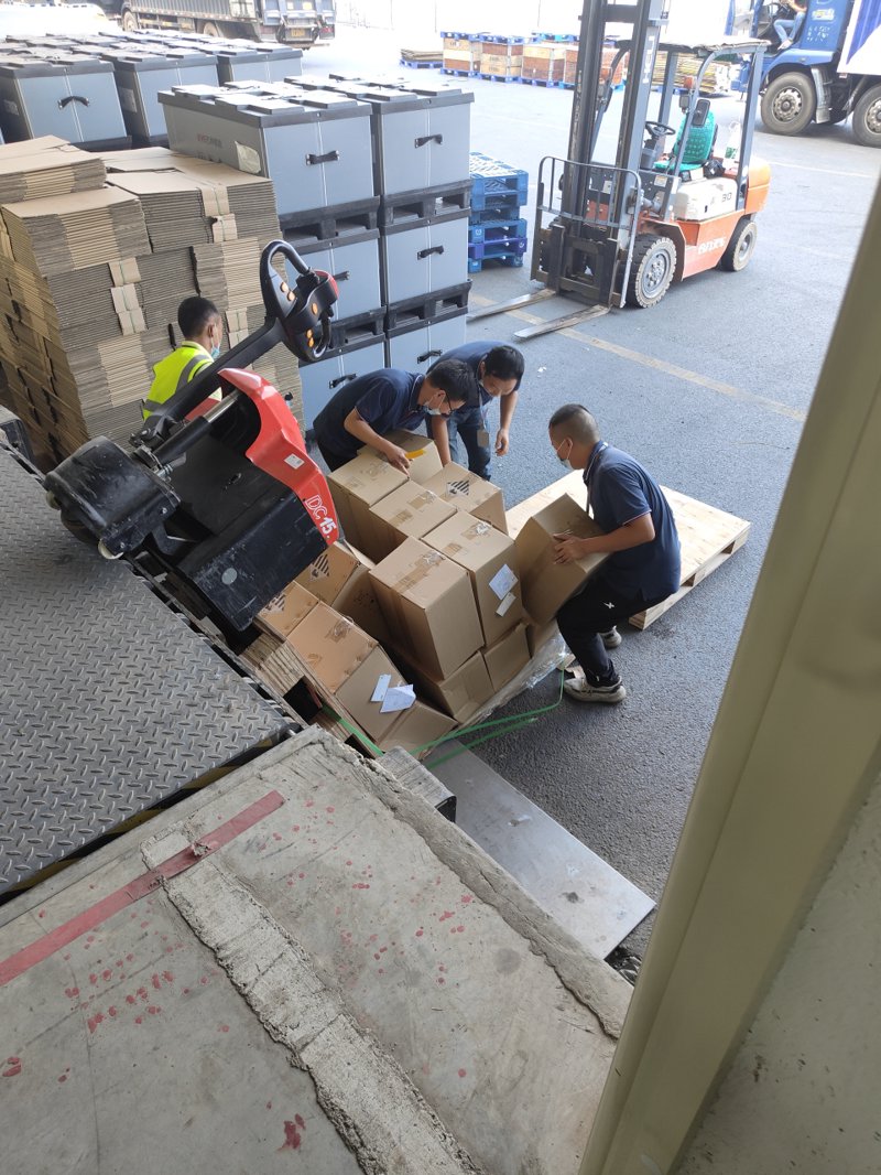 如何高效且安全地搬运重物？搬家时，我们常常需要搬运沉重的家具和大件物品。掌握正确的方法不仅能够提高效率，还能避免受伤。今天就来分享几个搬运技巧，帮助你轻松应对各类货物。